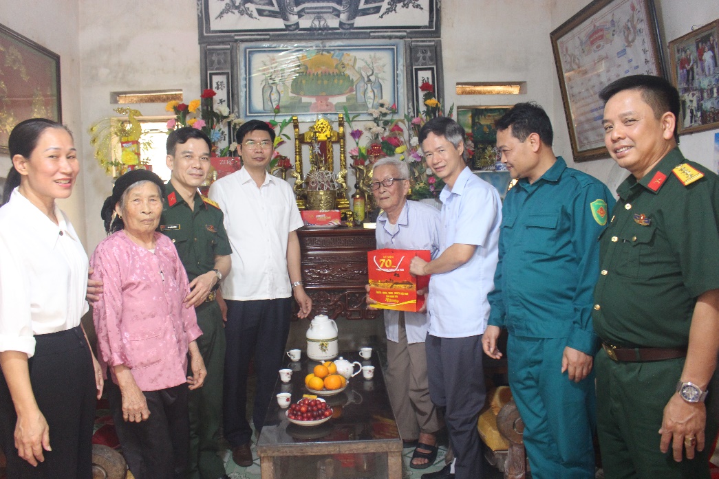 Thăm, tặng quà gia đình liệt sĩ, chiến sĩ Điện Biên Phủ tại huyện 