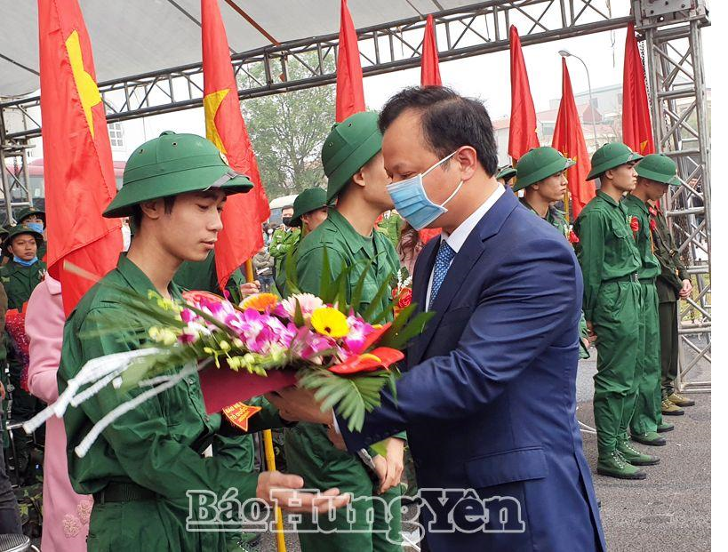 Description: Phó Chủ tịch UBND tỉnh Bùi Thế Cử tặng hoa tân binh huyện Yên Mỹ