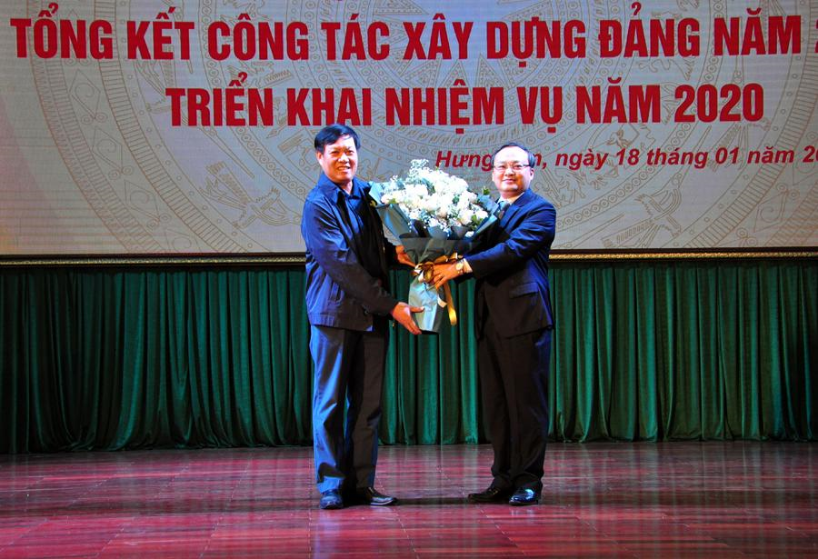 Description: Đồng chí Bí thư Tỉnh ủy Đỗ Tiến Sỹ tặng hoa chia tay đồng chí Đỗ Xuân Tuyên