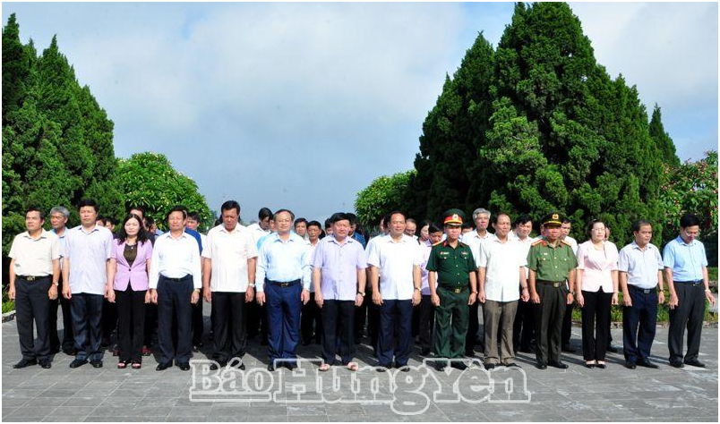 Các đại biểu dâng hương, dâng hoa tưởng niệm các anh hùng liệt sỹ tại Đài tưởng niệm các anh hùng liệt sỹ tỉnh