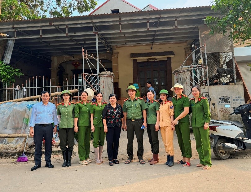 Đoàn Thanh niên và Hội Phụ nữ Công an huyện Tiên Lữ tích cực hỗ trợ người dân thôn Thuỵ Dương, thôn Lệ Chi, xã Thụy Lôi khắc phục hậu quả Bão số 3