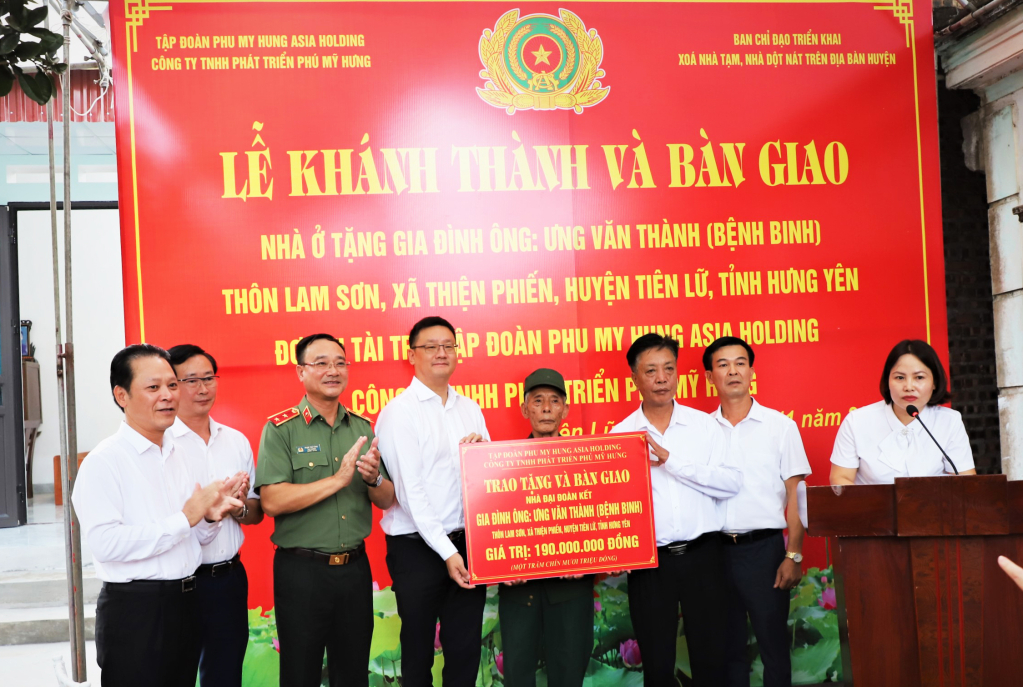 Tiên Lữ: Bàn giao nhà tặng người có công; trao kinh phí hỗ trợ xây mới, sửa chữa nhà Đại đoàn kết và các thiết bị cho ngành giáo dục và đào tạo, Trung tâm Y tế huyện 