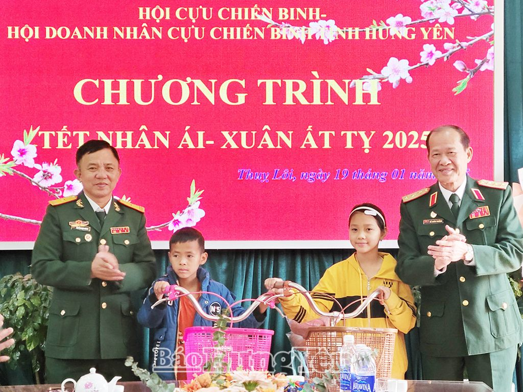 Tặng quà Tết trẻ em có hoàn cảnh khó khăn, người cao tuổi, hội viên cựu chiến binh tại huyện Tiên Lữ