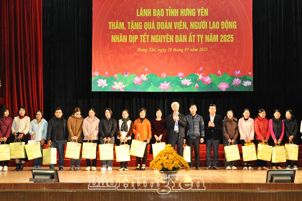 Trao quà Tết tặng đoàn viên, người lao động nhân dịp Tết Nguyên đán Ất Tỵ 2025