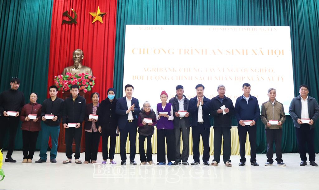 Trao quà Tết tặng hội viên nông dân có hoàn cảnh khó khăn tại huyện Tiên Lữ