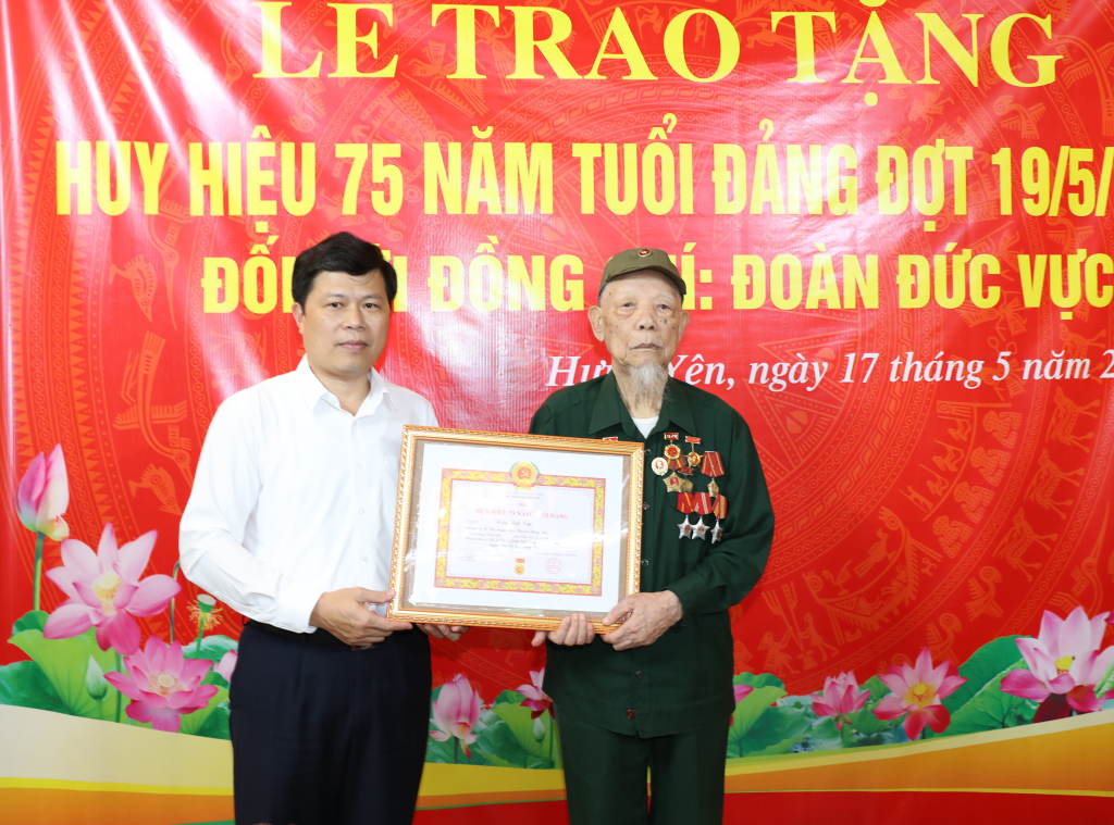 Đồng chí Phó Bí thư Thường trực Tỉnh ủy, Chủ tịch HĐND tỉnh Trần Quốc Toản trao Huy hiệu 75 năm tuổi Đảng đợt 19/5/2024 tại huyện Tiên Lữ