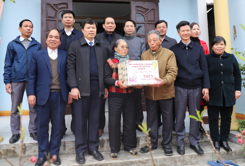 Đồng chí Trần Quốc Toản, Phó Bí thư Thường trực Tỉnh ủy, Chủ tịch HĐND tỉnh tặng quà Tết đảng viên cao tuổi Đảng và người có công tại huyện Tiên Lữ